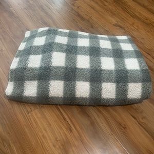 Sherpa blanket, gray and white plaid